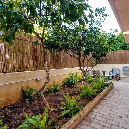 Nikos' Garden Apartment