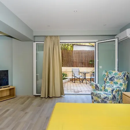 Nikos' Garden Apartment